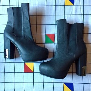 Black boots with metal details!